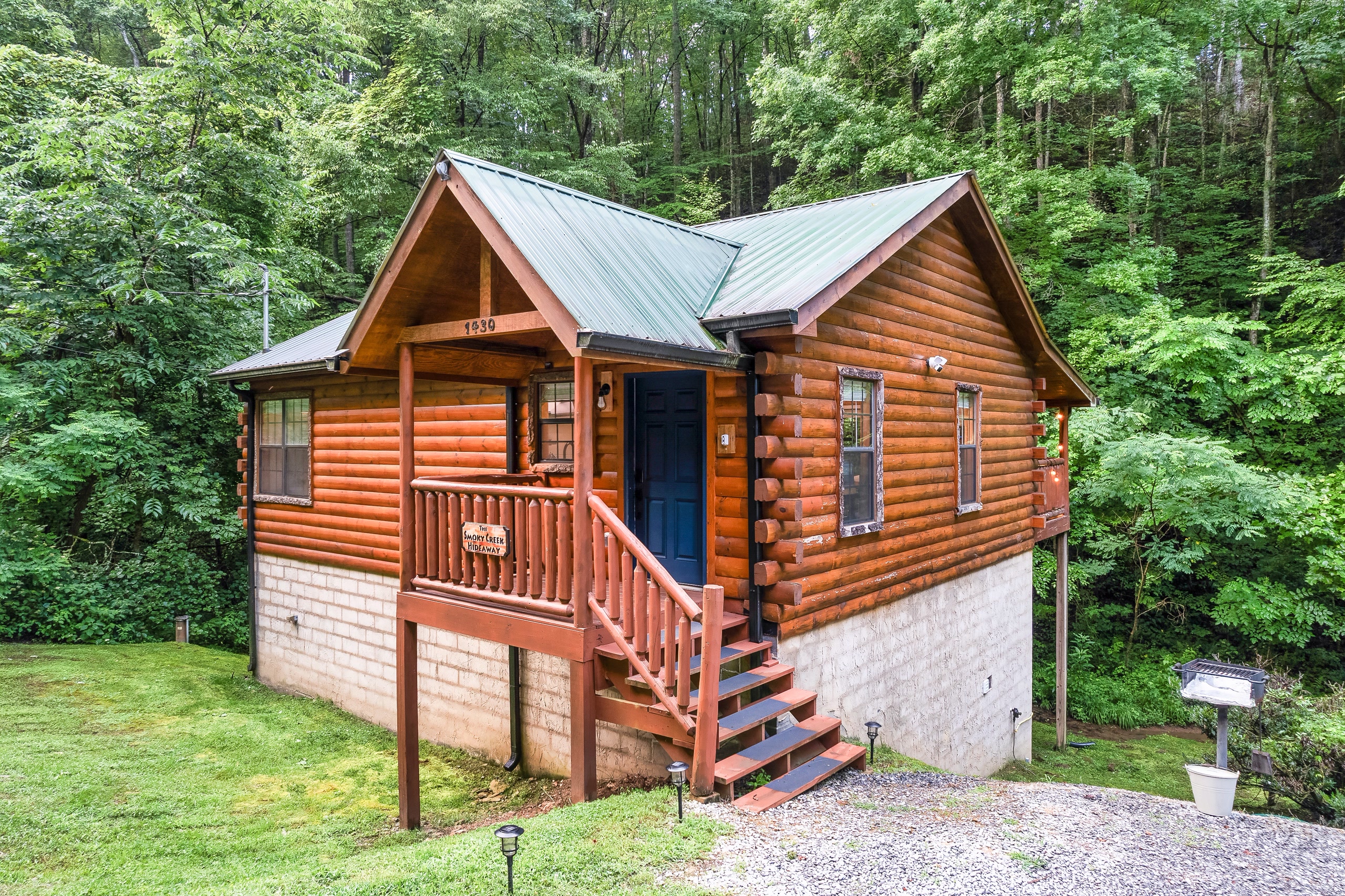 Smoky Creek Hideaway log cabin exterior in Tennessee mountain forest