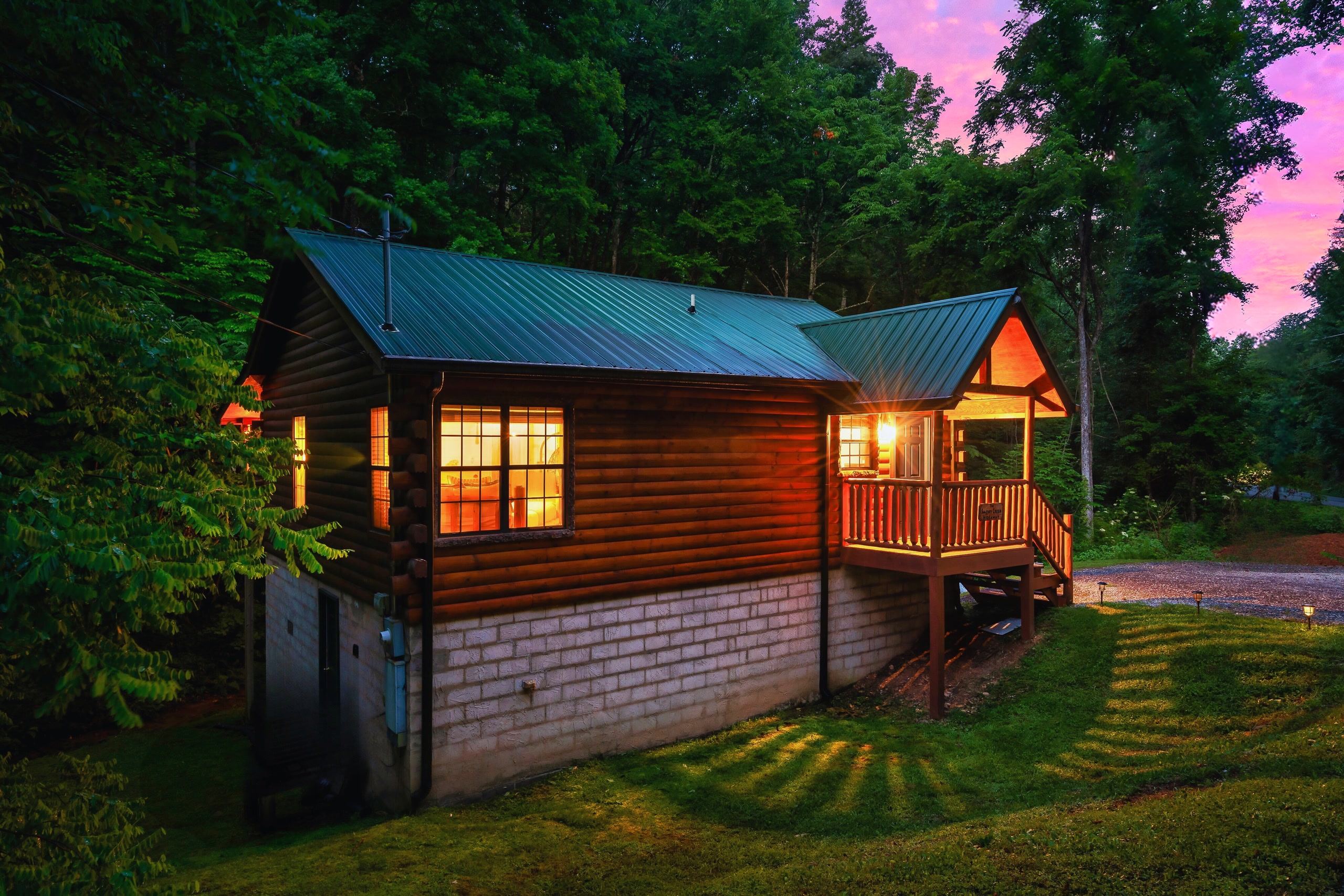 Smoky Creek Hideaway log cabin at sunset in Tennessee Smoky Mountains